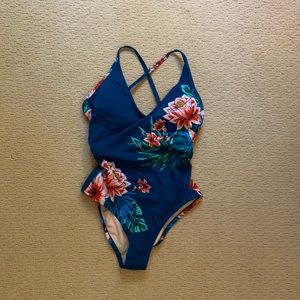 New Kona Sol Swimsuit.  Size M.